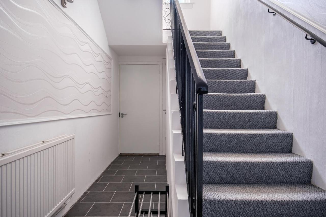 The Douglas - Spacious 2 Bed Apartment In Uddingston Bagian luar foto