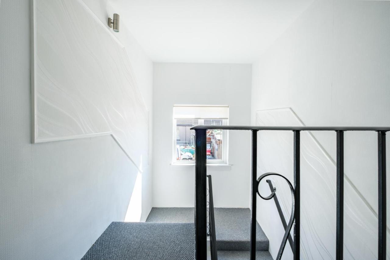 The Douglas - Spacious 2 Bed Apartment In Uddingston Bagian luar foto